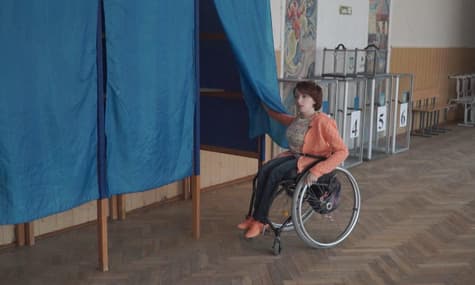 Как избирательные участки становятся доступными для людей с инвалидностью
