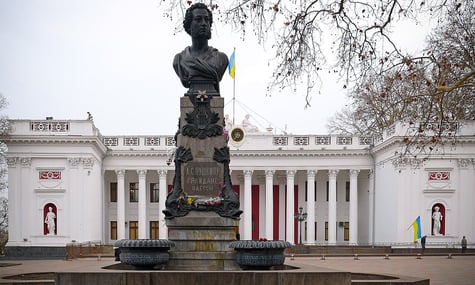 В Одесі памʼятник Пушкіну, який мали б демонтувати, закрили деревʼяними плитами