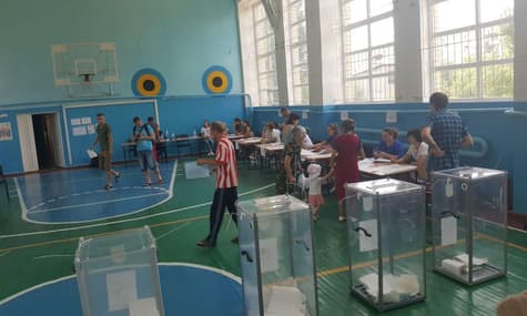 У прифронтовому Щасті член ОВК вихопив бюлетень у військового