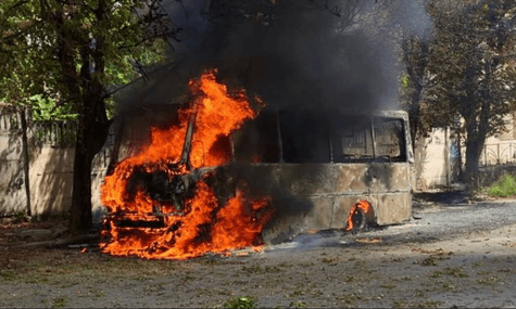У Нікополі росіяни влучили в рейсовий автобус — є загиблий та поранений