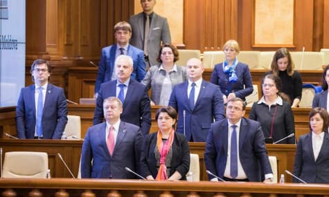 Вотум недоверия правительству Молдовы от социалистов поддержали демократы. Что это значит?