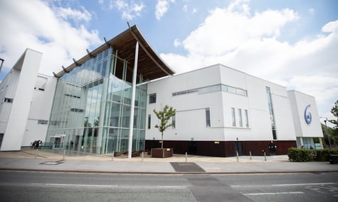 «Суперечить принципам». 19-річна українка з Донецька кинула британський коледж, бо її переконували вивчати російську мову