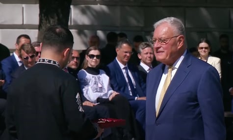 Президент України Володимир Зеленський нагороджує спецпосланця президента США Кіта Келлога орденом «За заслуги»