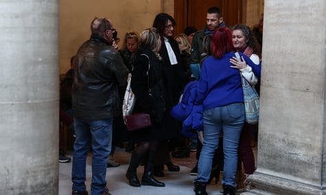 У Франції судять «гіпнотерапевта» за зґвалтування й накачування жінок наркотиками