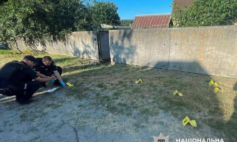 На Київщині в поліціянтів кинули гранату, коли ті приїхали на виклик про домашнє насильство. Вони поранені