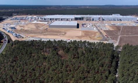 Илон Маск приехал в Германию поговорить о запуске завода Tesla в 2021 году и пожаловаться на немецкую бюрократию