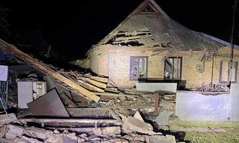 Окупанти вночі обстріляли дві громади Нікопольщини: пошкоджені півтора десятка будинків та господарських споруд — ОВА