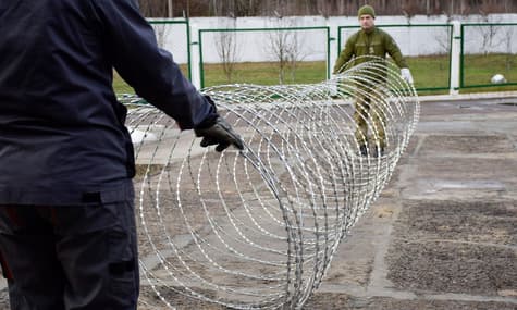 Украина усиливает границу с Беларусью: дополнительно изготовили и установили почти 2000 бухт колючей проволоки