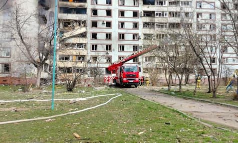 российские войска обстреляли Запорожье: есть попадания в жилые многоэтажки, пострадали люди