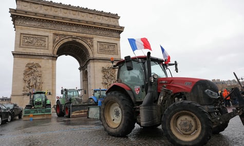 Фермери на тракторах блокували центр Парижа, виступаючи проти Меркосур