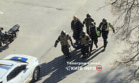Ймовірно евакуація постраждалих із місця стрілянини у Києві