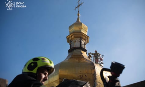 Рятувальники гасять займання на даху собору Києво-Печерської лаври, 15 червня 2026 року