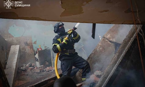 Ілюстративне фото. Рятувальник ДСНС гасить пожежу, яка сталася внаслідок обстрілу рф по Сумщині, 6 травня 2026 року