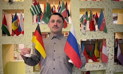 Їздив у Чечню і дарував кинджал зі свастикою. Партія AfD виключить зі своїх лав чеченця, який виступає за «єдність» Німеччини з рф