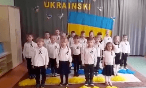 У Польщі обурилися через відео «польських дітей, що співають український гімн». Виявилося, що це був захід для біженців