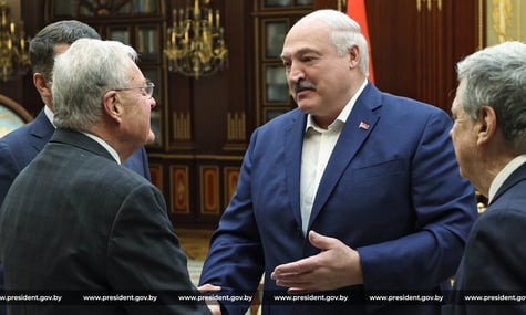 Спецпосланець Кіт Келлог поїхав до Білорусі на переговори й потиснув руку Лукашенку