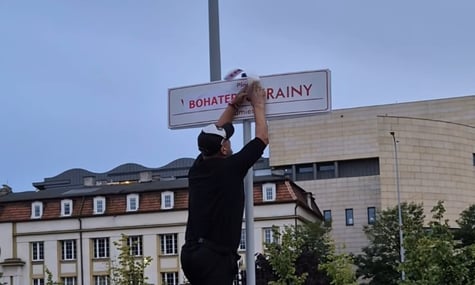 У польській Гдині чоловік заклеїв табличку з написом «Площа Вільної України» наліпкою «Герої Гдині». Його вже знайшли