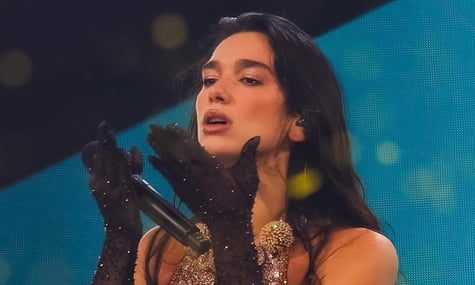 Попзірка Дуа Ліпа допомогла купити пікап для українських військових медиків