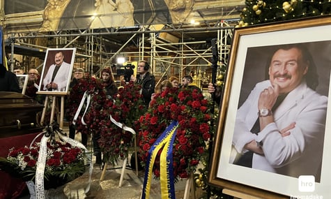 Прощання зі Степаном Гігою: у Львові сотні людей прийшли провести артиста в останню путь (ФОТО)