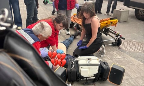 У Києві працівники метро не надали дефібрилятор для чоловіка, який потім помер. Там кажуть, що переглянуть алгоритми