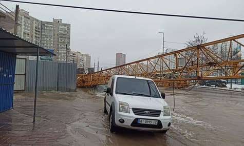У Києві на дорогу впав будівельний кран і пошкодив водогін: вулицю затопило