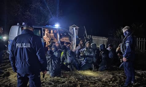 Десятки мигрантов прорвали забор и попали из Беларуси в Польшу. Их задержали