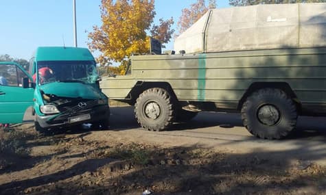 На Дніпропетровщині маршрутка зіткнулася з БТР: троє постраждалих