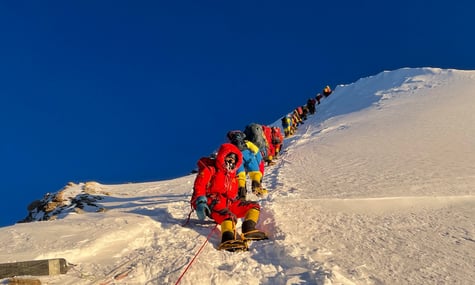 Гіди на Еверест могли роками труїти альпіністів, щоб ті викликали дорогу евакуацію гелікоптером — Independent