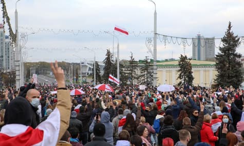 У Білорусі відбуваються марші в підтримку «Народного ультиматуму»: на вулицях багатотисячні колони та броньована техніка