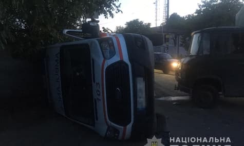 У Дніпрі вантажівка зіткнулася зі швидкою: постраждали п'ятеро людей