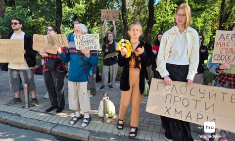 У ВР досі триває зустріч депутатів з Хмарою, а під Радою десятки людей протестують проти призначення його міністром оборони