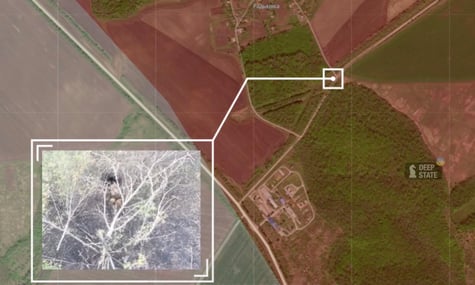 російський військовий, який вилазить з газової труби