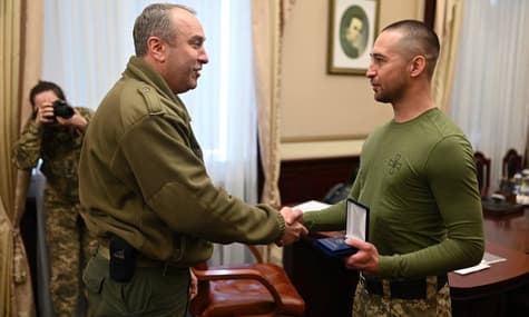 Військовий з острова Зміїний, якому приписували фразу про російський корабель, повернувся з полону (ОНОВЛЕНО)