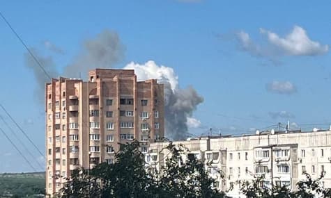 В Луганске слышали звуки взрывов. Соцсети публикуют кадры со столбами дыма