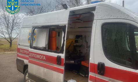 Оккупанты обстреляли медучреждение и станцию скорой помощи в Херсонской области. Один человек ранен
