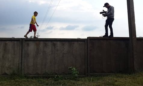 «Хоч це фільм про війну, війни там дуже мало» — асистент режисера стрічки «Віддалений гавкіт собак»