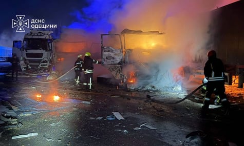 Рятувальники гасять пожежу після російської атаки по півдню Одещини