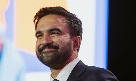 Фото з пародійного акаунту викликали чутки, що мер Нью-Йорка є сином Епштейна. Їхній автор пожартував: Хлопці, ви облажалися