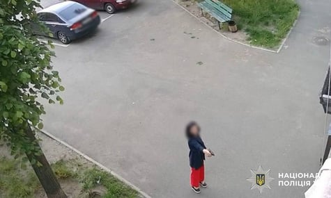 Жінка стріляє по дверях будинку