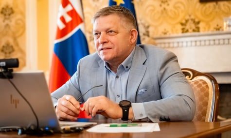 «Не отримували запиту». Литва заперечує, що відмовила пропустити Фіцо на парад у Москві