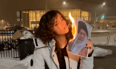 Кадр із вірусного відео, на якому Меліка Барахімі підпалює портрет верховного лідера Ірану Алі Хаменеї