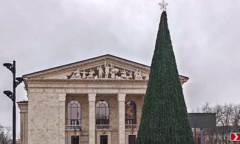 У Маріупольському драмтеатрі, де росіяни вбили сотні людей, поставили ялинку. Там уже продають квитки на вистави