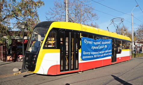 В Одесі пункт вакцинації запрацював у трамваї. Щоб щепитися, із собою слід мати документи