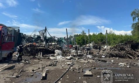 росія вдарила ракетою по цивільному підприємству в Дергачах. Постраждали 19 людей, є загиблі
