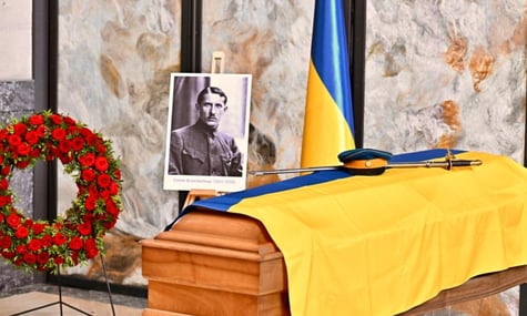 У Роттердамі провели ексгумацію останків першого голови ОУН Євгена Коновальця. Невдовзі його перепоховають в Україні