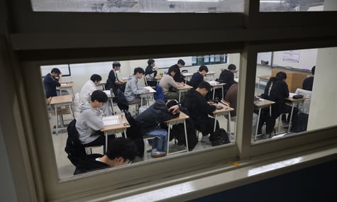 У Південній Кореї призупинили всі авіарейси, щоб не заважати школярам складати аудіювання з англійської