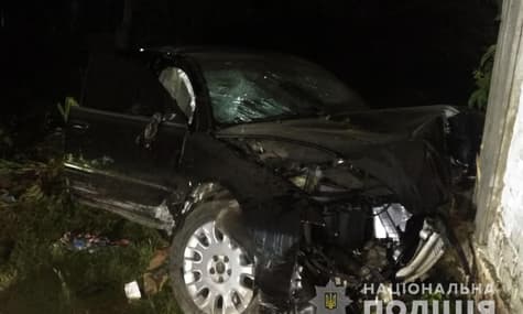 На Чернігівщині легковик в'їхав у приватний будинок, двоє людей загинули