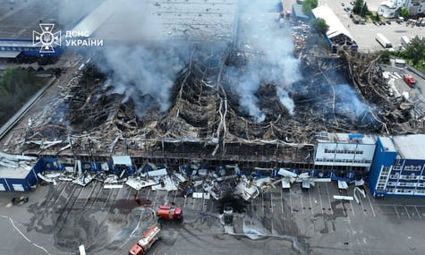 На Київщині ліквідували пожежу площею 10 тисяч квадратних метрів, куди вночі поцілили росіяни (ФОТО, ВІДЕО)