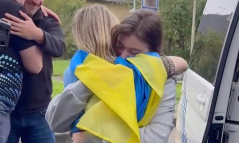 Звільнена з російської неволі Світлана Головань під час зустрічі з доньками