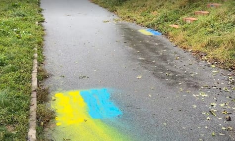 Біля будинку спікера парламенту Чехії, який наказав зняти прапор України, з'явилися низка синьо-жовтих стягів